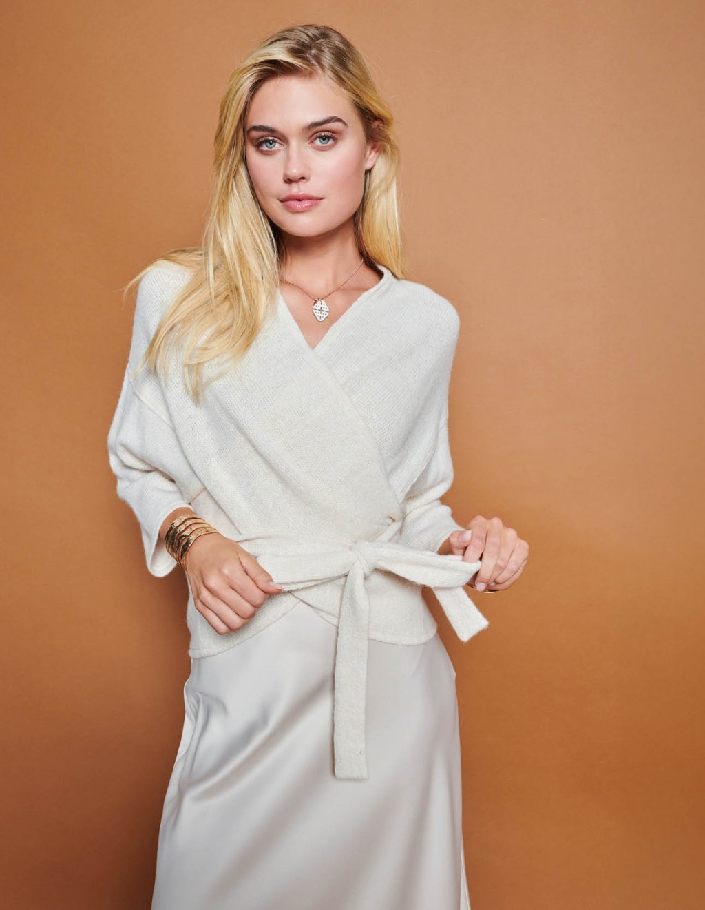 2C Pulovr s vázačkami