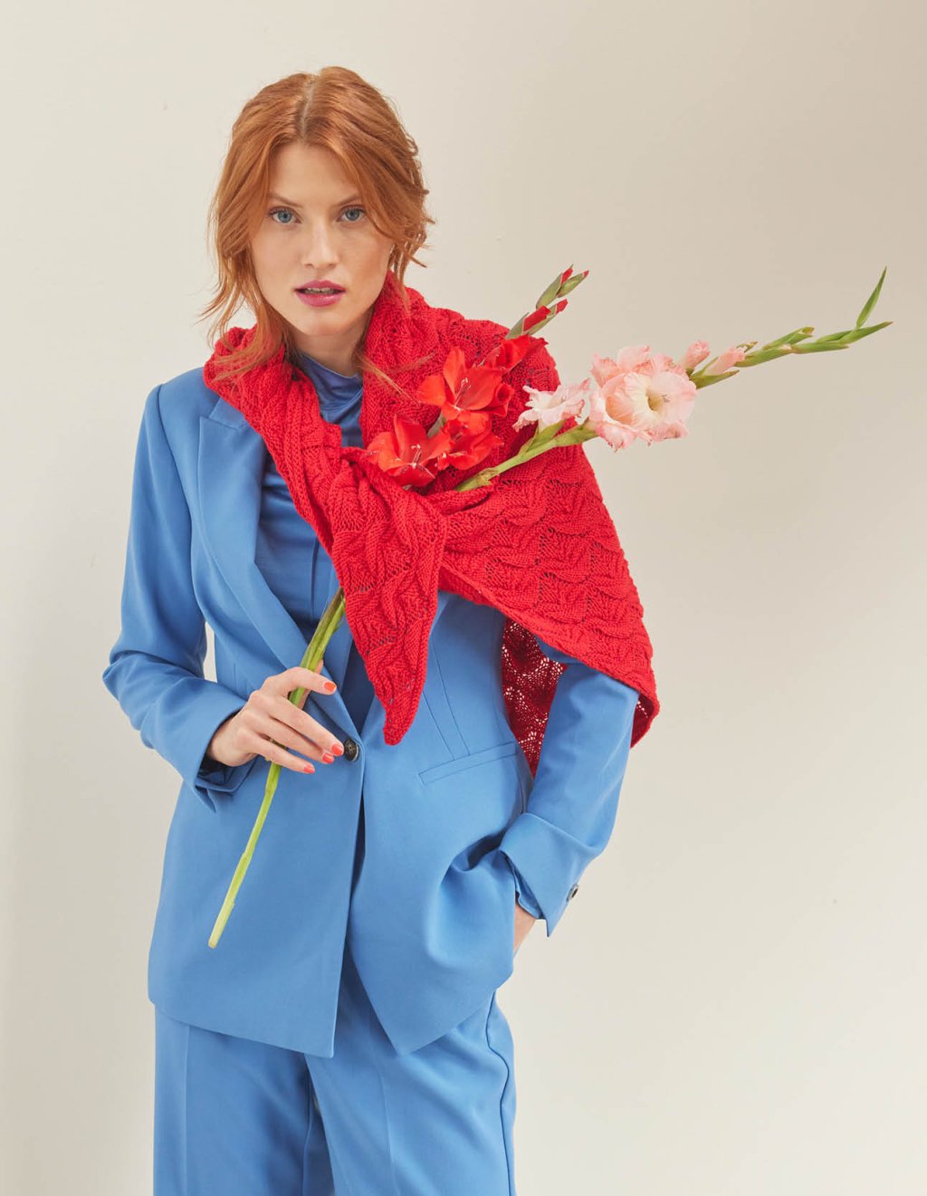 22 Trojcípý šátek s vlnkovým vzorem