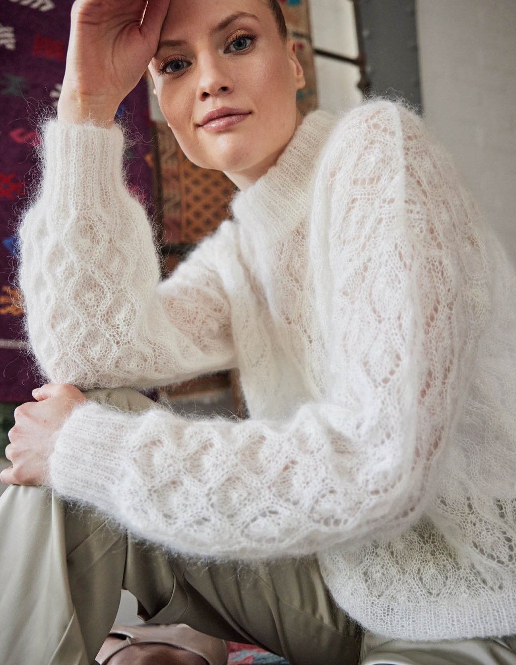 24 Pulovr s ažurovým vzorem