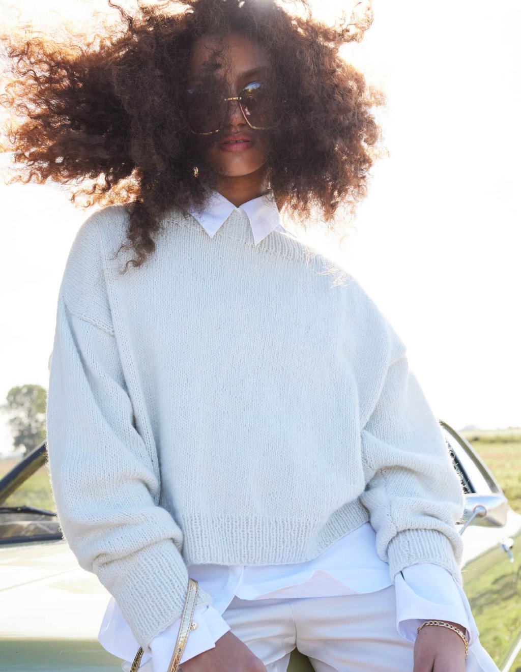 32 Cropped pulovr s lodičkovým výstřihem