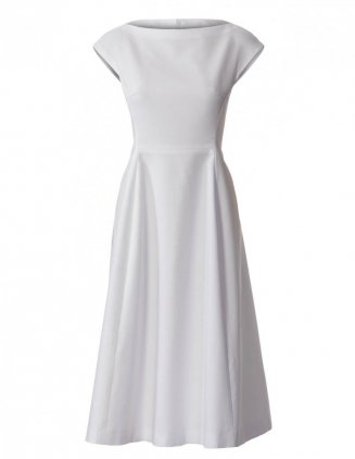 Bílé rozevláté šaty